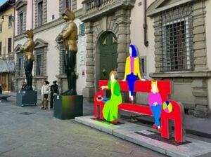 C’è un minestrone di scadente arte pubblica contemporanea ai piedi del Duomo di Firenze