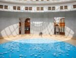 Perché c’è una piscina nello spazio espositivo della Bourse de Commerce di Parigi?
